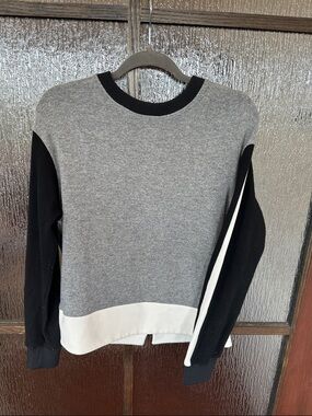 Women’s Grey, Black & White Colorblock Crewneck Sweater size Med
